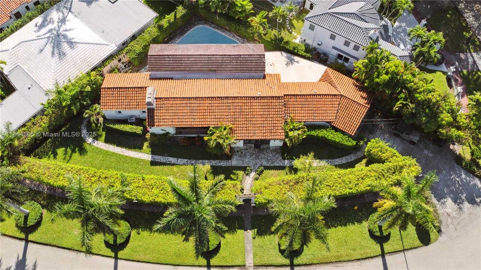 Small Image of 6350 PINETREE DR, Miami Beach Number 2