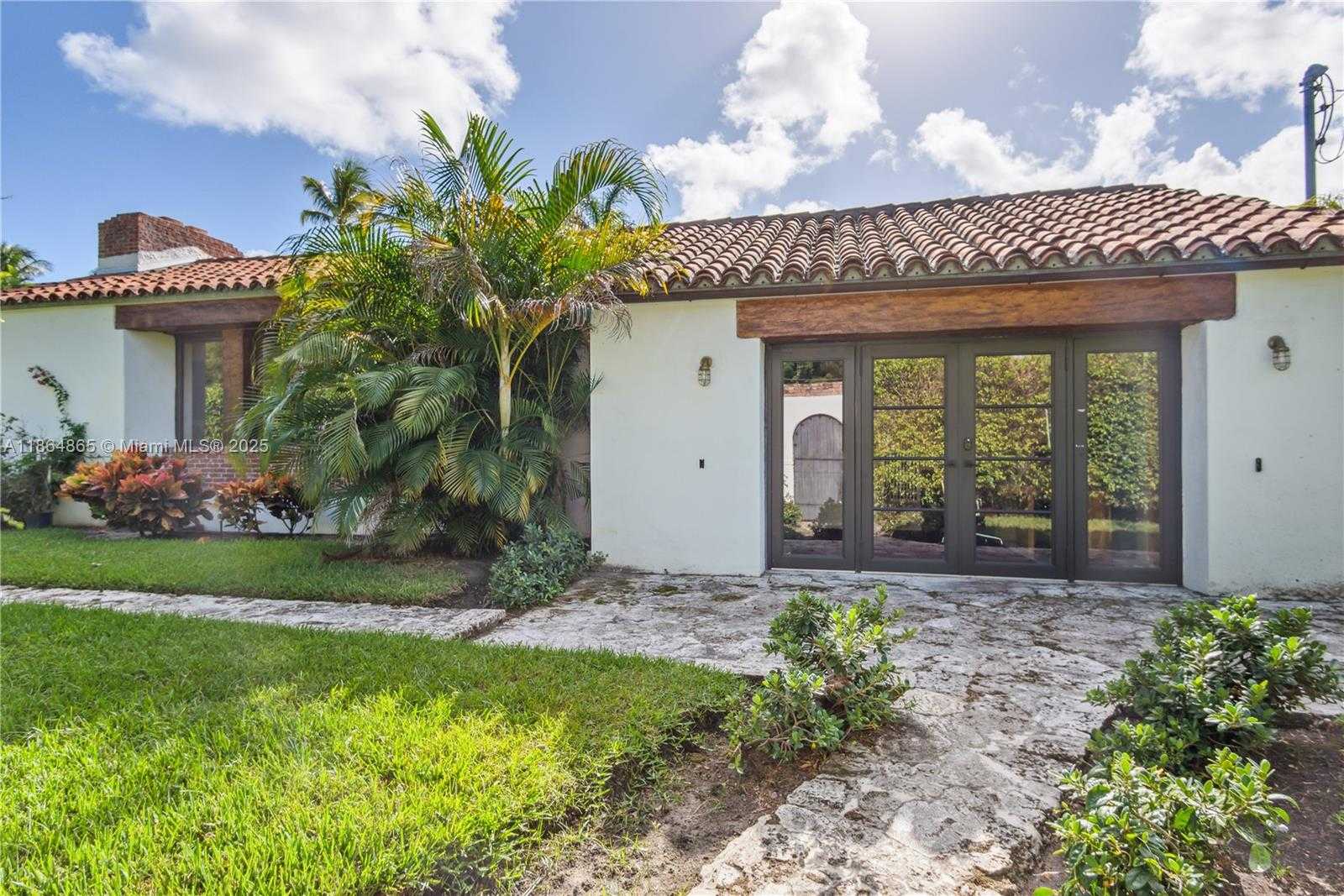 Small Image of 6350 PINETREE DR, Miami Beach Number 4
