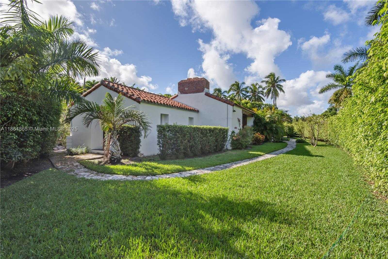Small Image of 6350 PINETREE DR, Miami Beach Number 5
