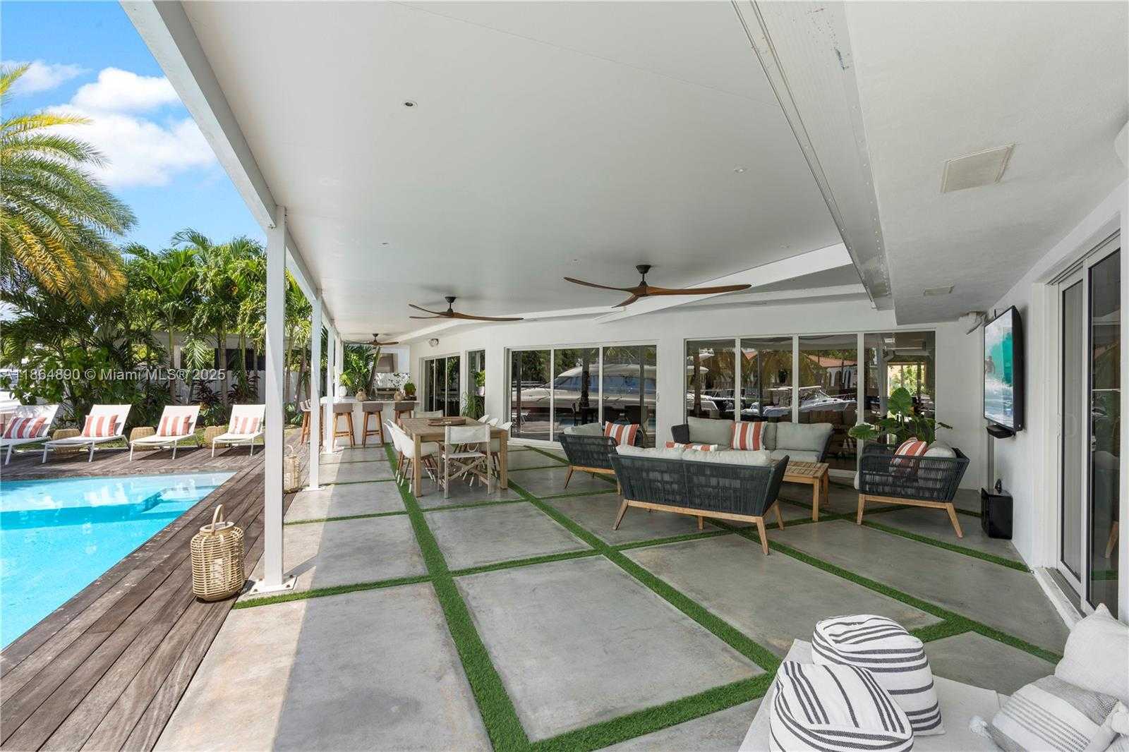 Small Image of 12910 AURALIA RD, North Miami Number 15