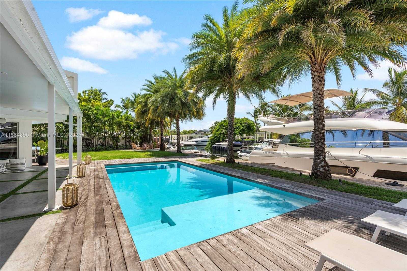 Small Image of 12910 AURALIA RD, North Miami Number 6