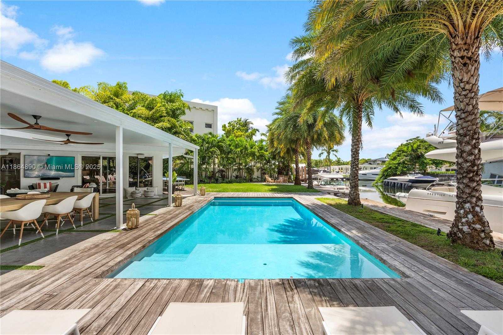 Small Image of 12910 AURALIA RD, North Miami Number 8