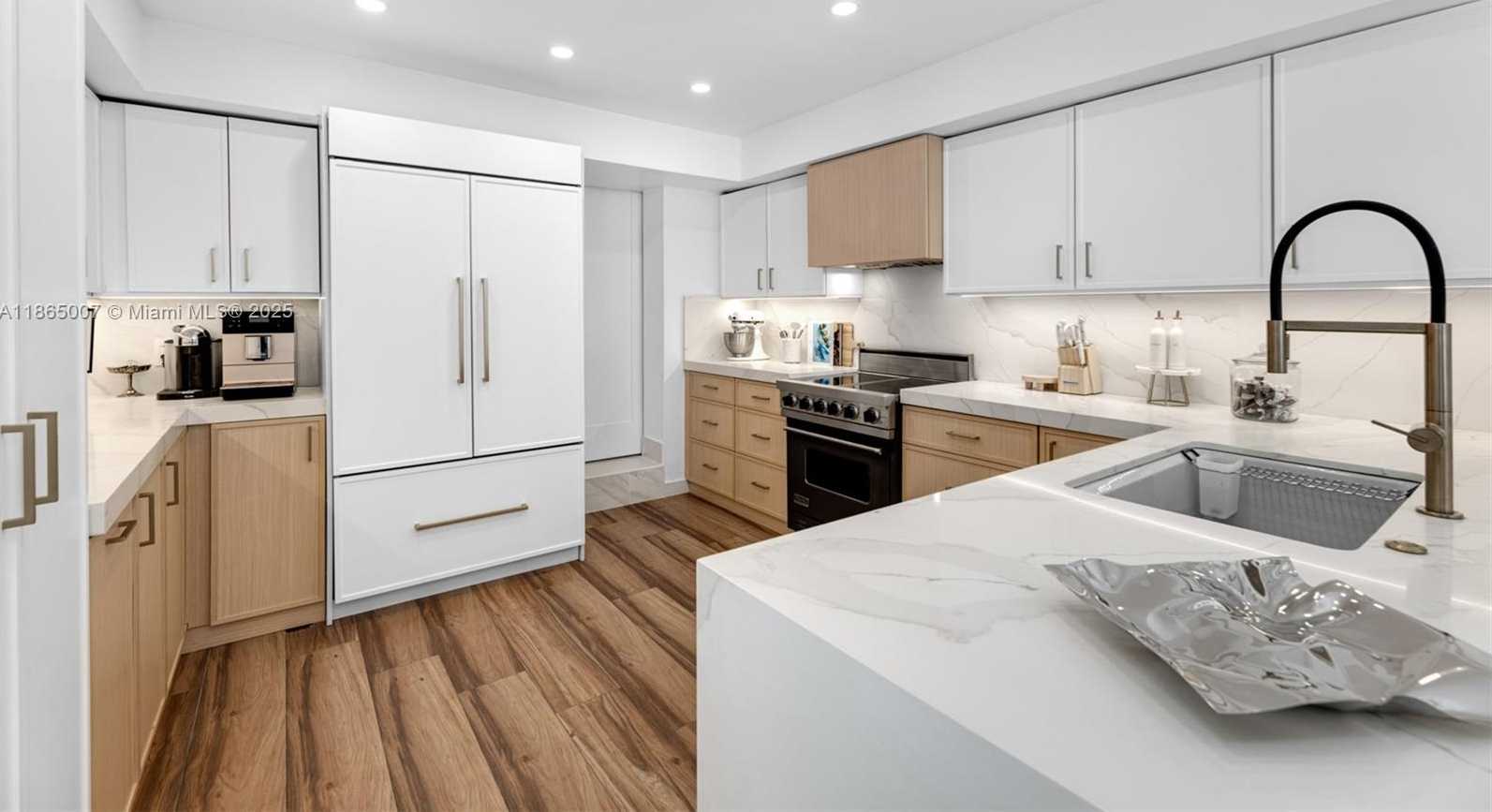 Small Image of 200 WEST MCINTYRE ST, Key Biscayne Number 22