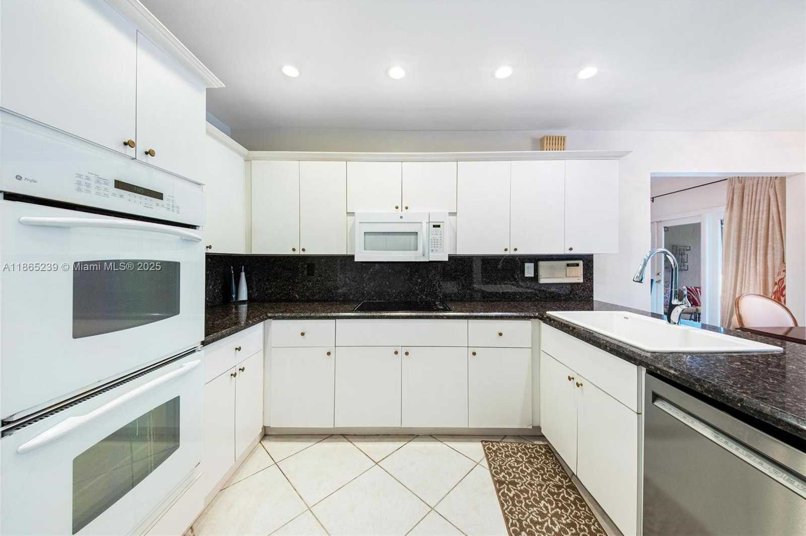Small Image of 2362 NORTH EAST 212TH TER, Miami Number 14