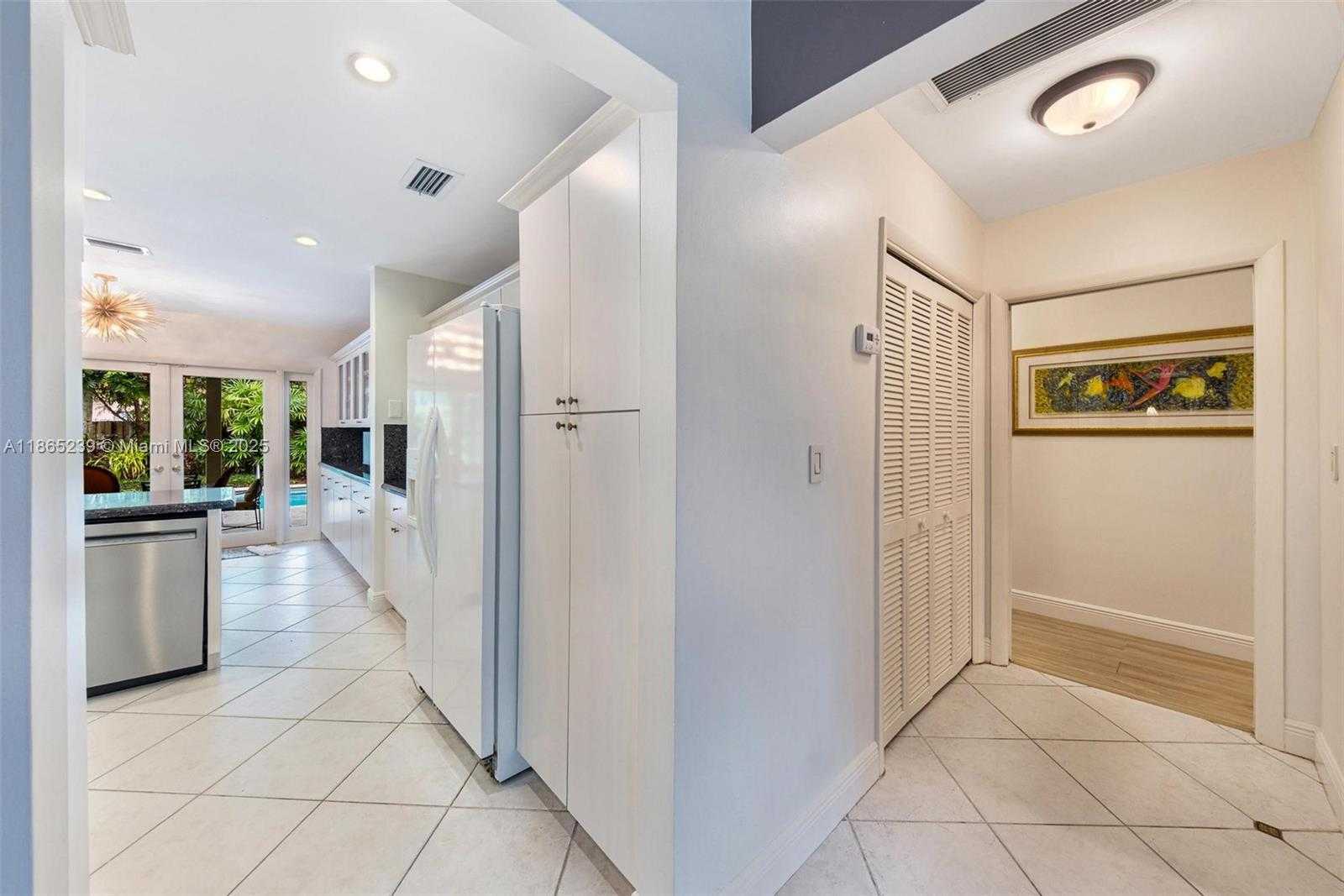 Small Image of 2362 NORTH EAST 212TH TER, Miami Number 15
