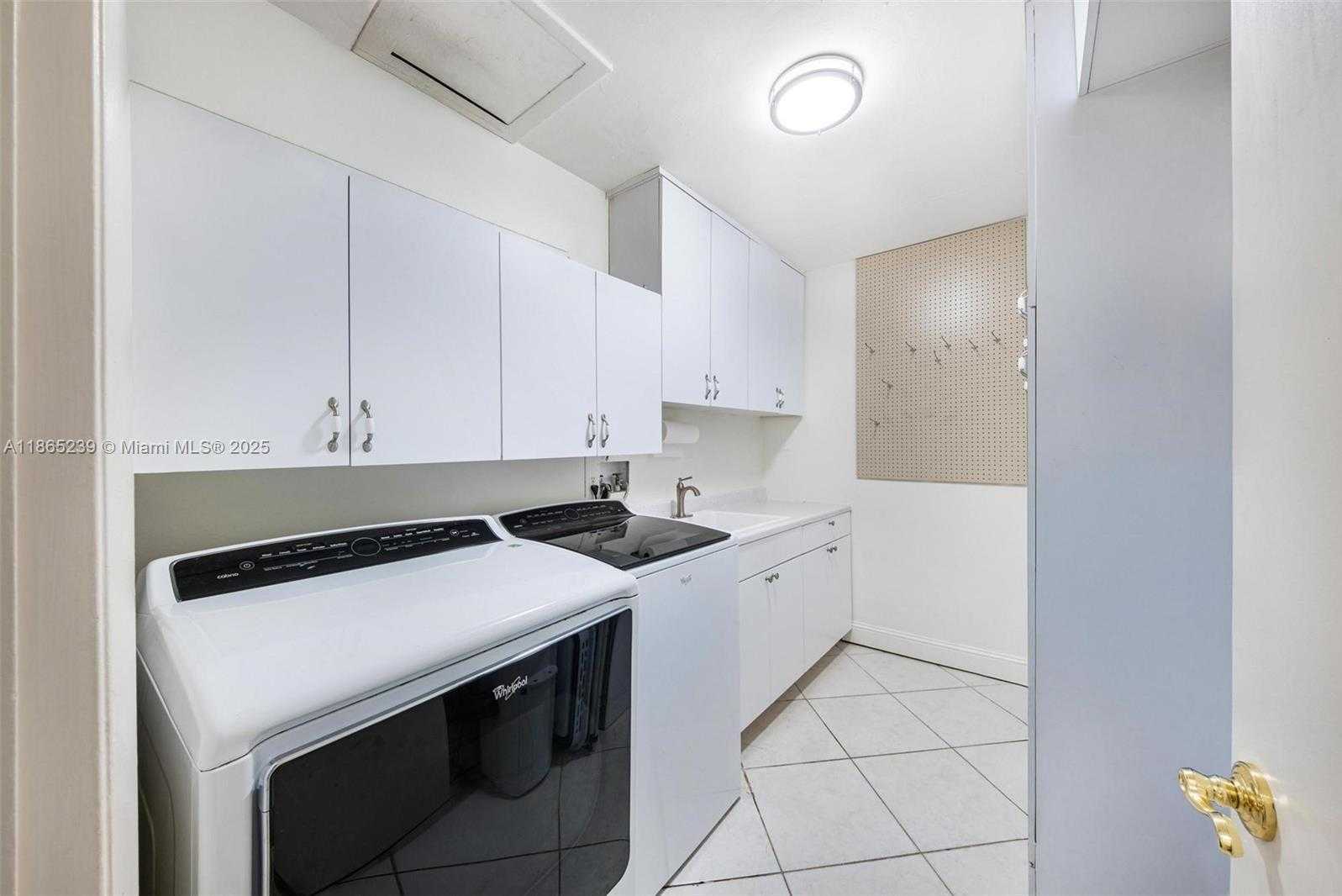 Small Image of 2362 NORTH EAST 212TH TER, Miami Number 16