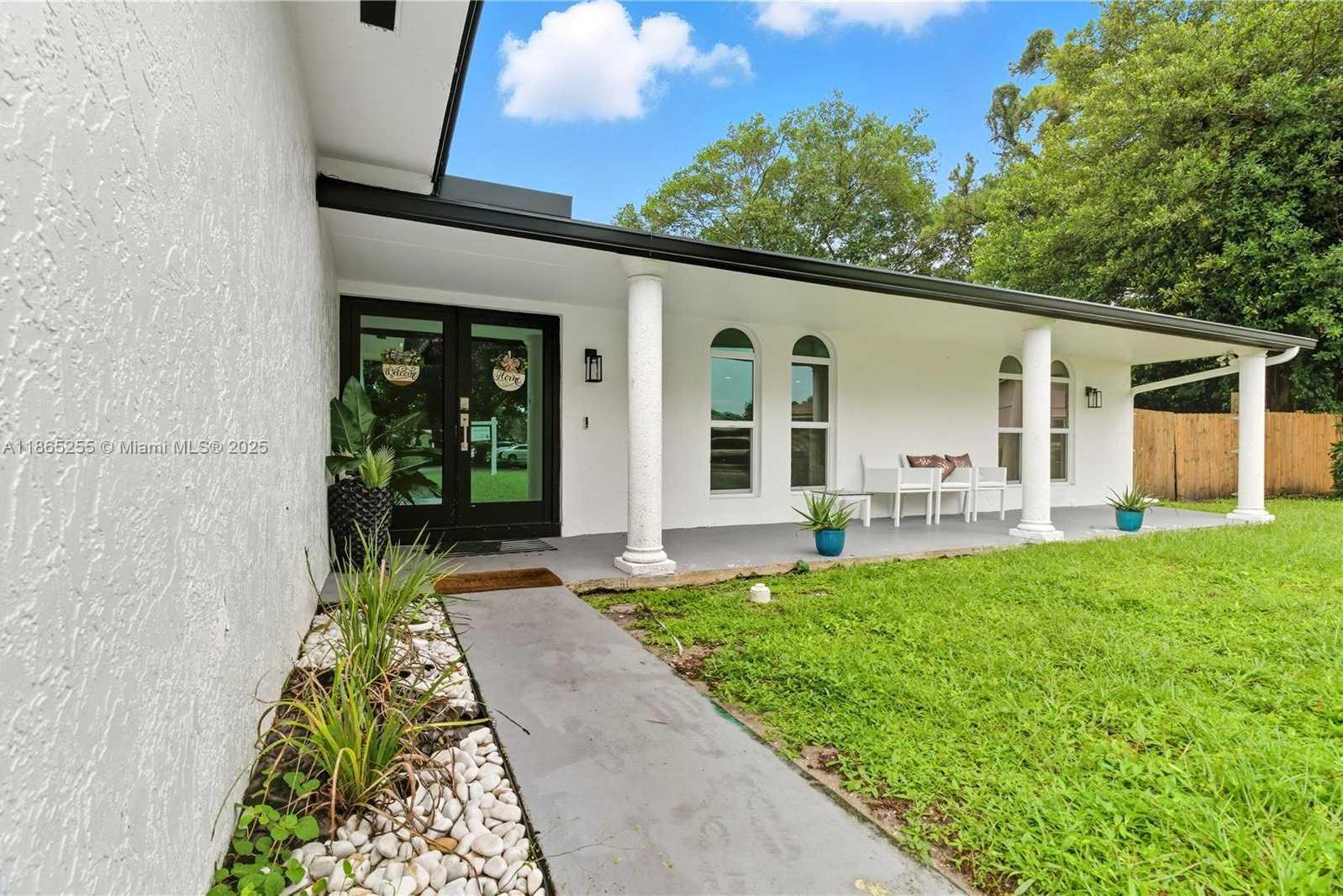 Small Image of 1672 NORTH WEST 192ND TER, Miami Gardens Number 1