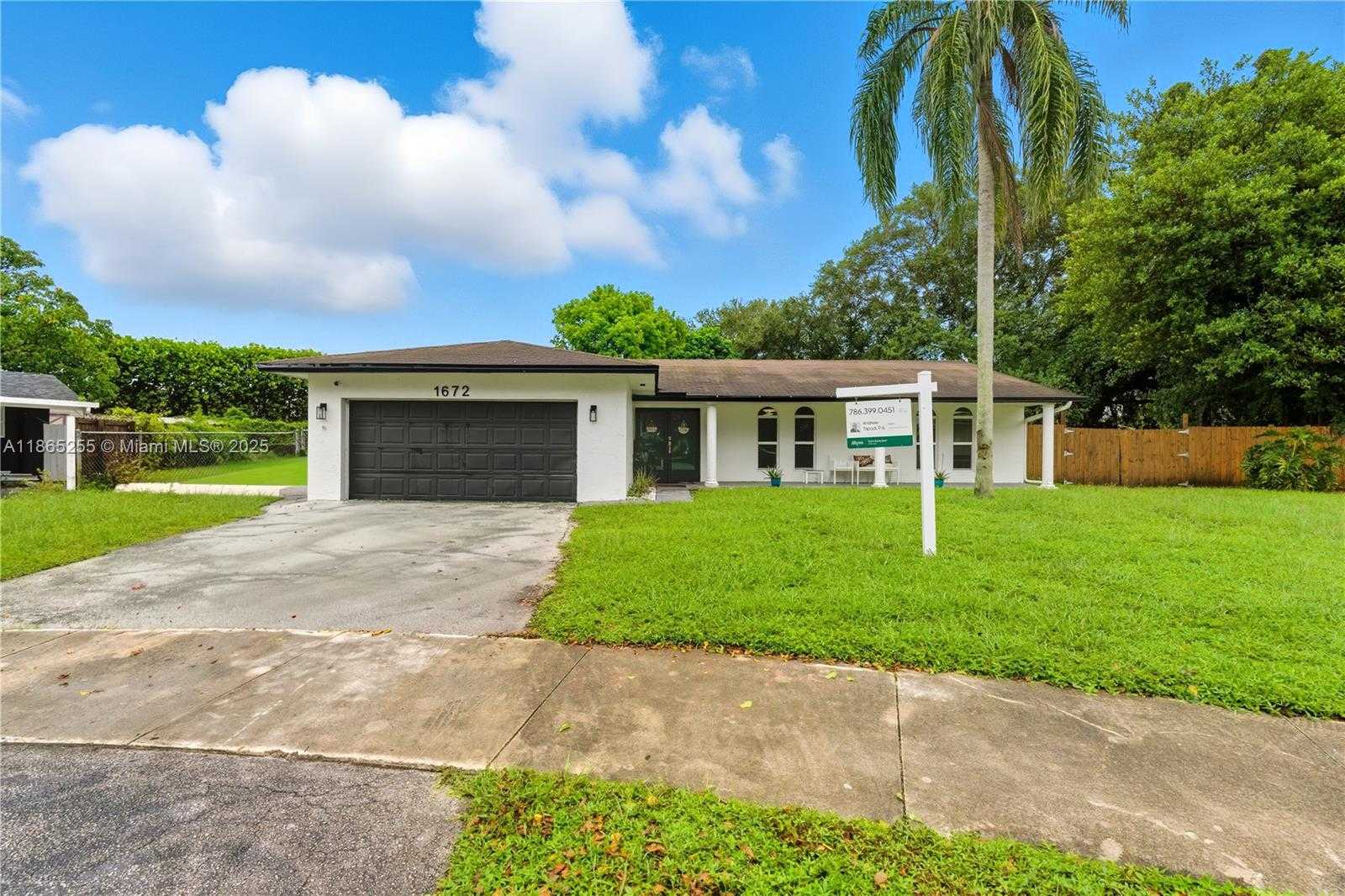 Small Image of 1672 NORTH WEST 192ND TER, Miami Gardens Number 2