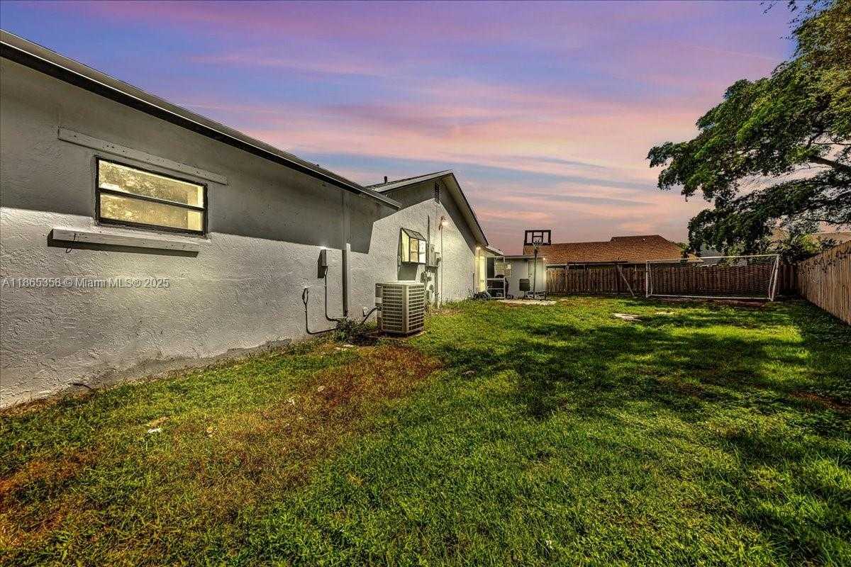 Small Image of 4916 NORTH WEST 92ND AVE, Sunrise Number 2