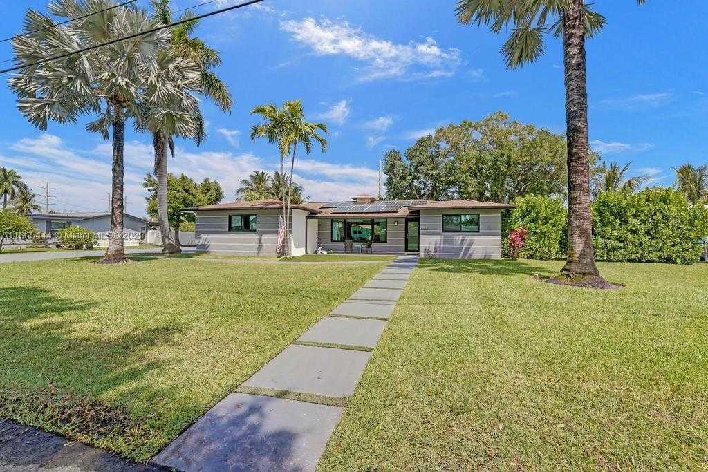 Small Image of 4660 SOUTH WEST 37TH AVE, Dania Beach Number 2
