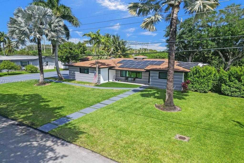 Small Image of 4660 SOUTH WEST 37TH AVE, Dania Beach Number 3