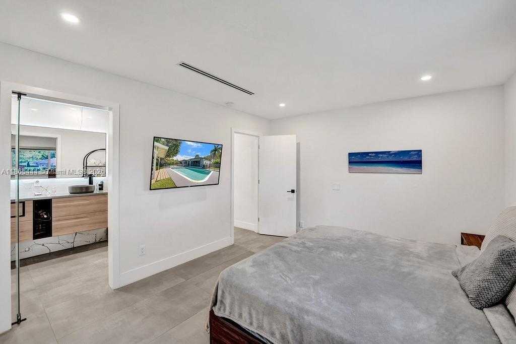 Small Image of 4660 SOUTH WEST 37TH AVE, Dania Beach Number 33
