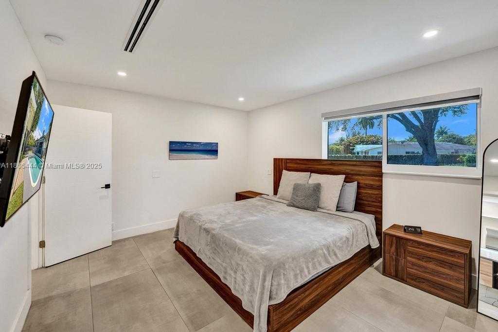 Small Image of 4660 SOUTH WEST 37TH AVE, Dania Beach Number 37