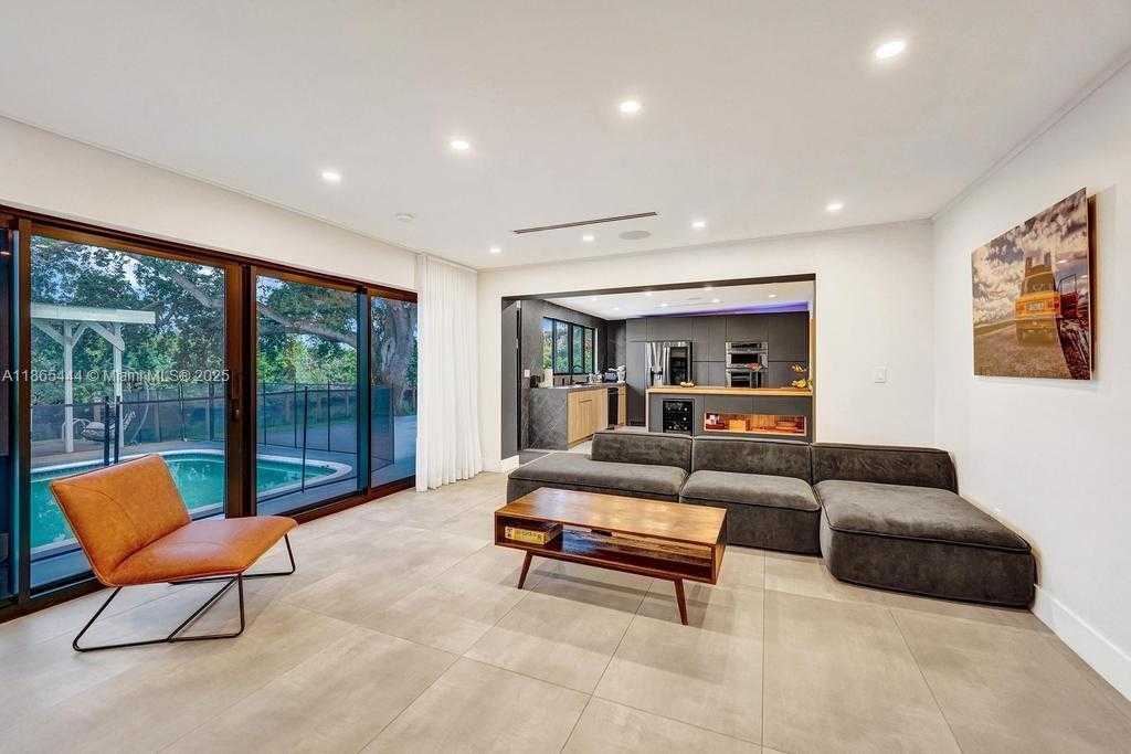 Small Image of 4660 SOUTH WEST 37TH AVE, Dania Beach Number 4