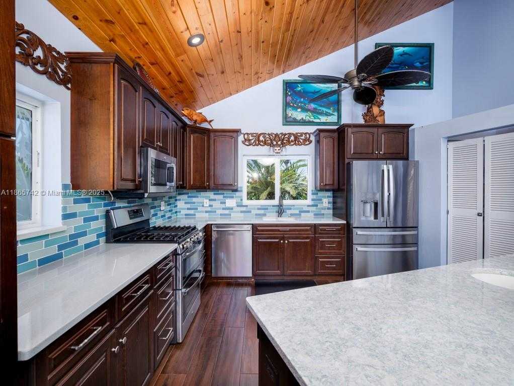 Small Image of 14 AVENUE F, Marathon Number 13