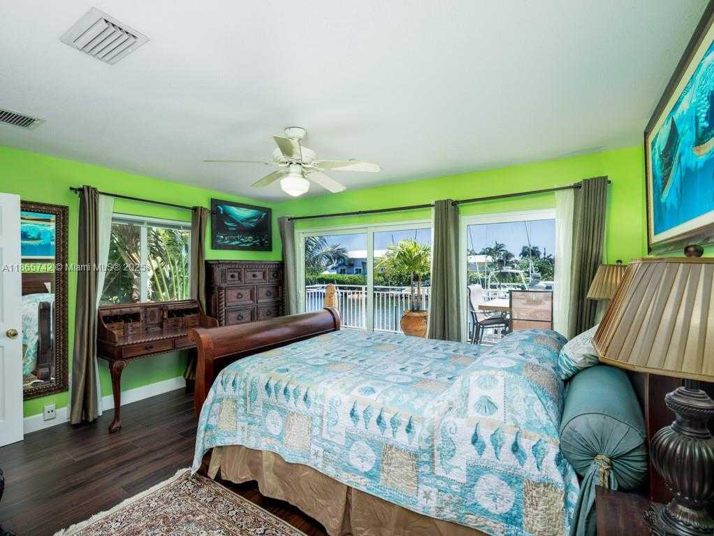 Small Image of 14 AVENUE F, Marathon Number 17