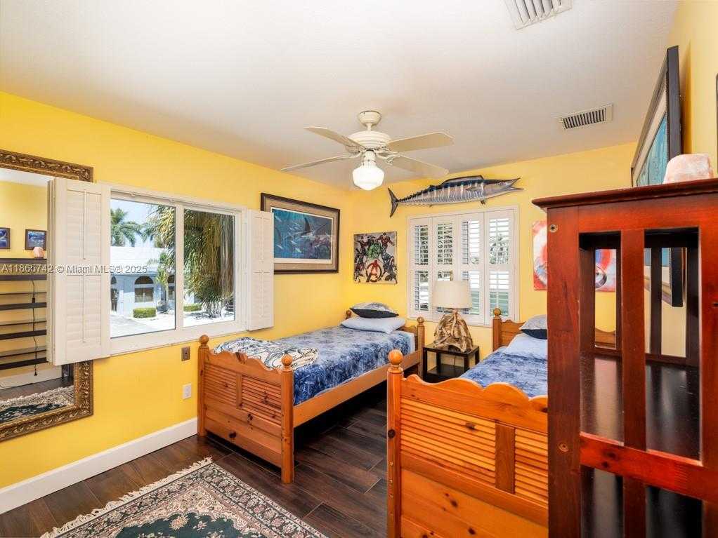 Small Image of 14 AVENUE F, Marathon Number 20