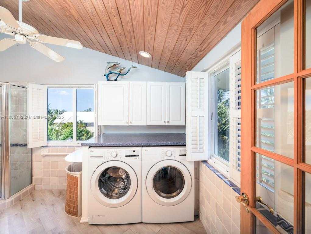 Small Image of 14 AVENUE F, Marathon Number 25