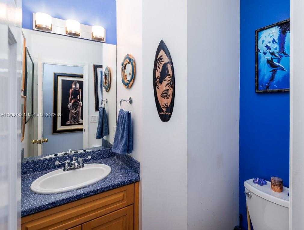 Small Image of 14 AVENUE F, Marathon Number 27