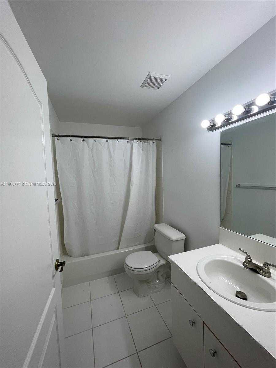Small Image of 4030 EASTRIDGE CIR, Deerfield Beach Number 13