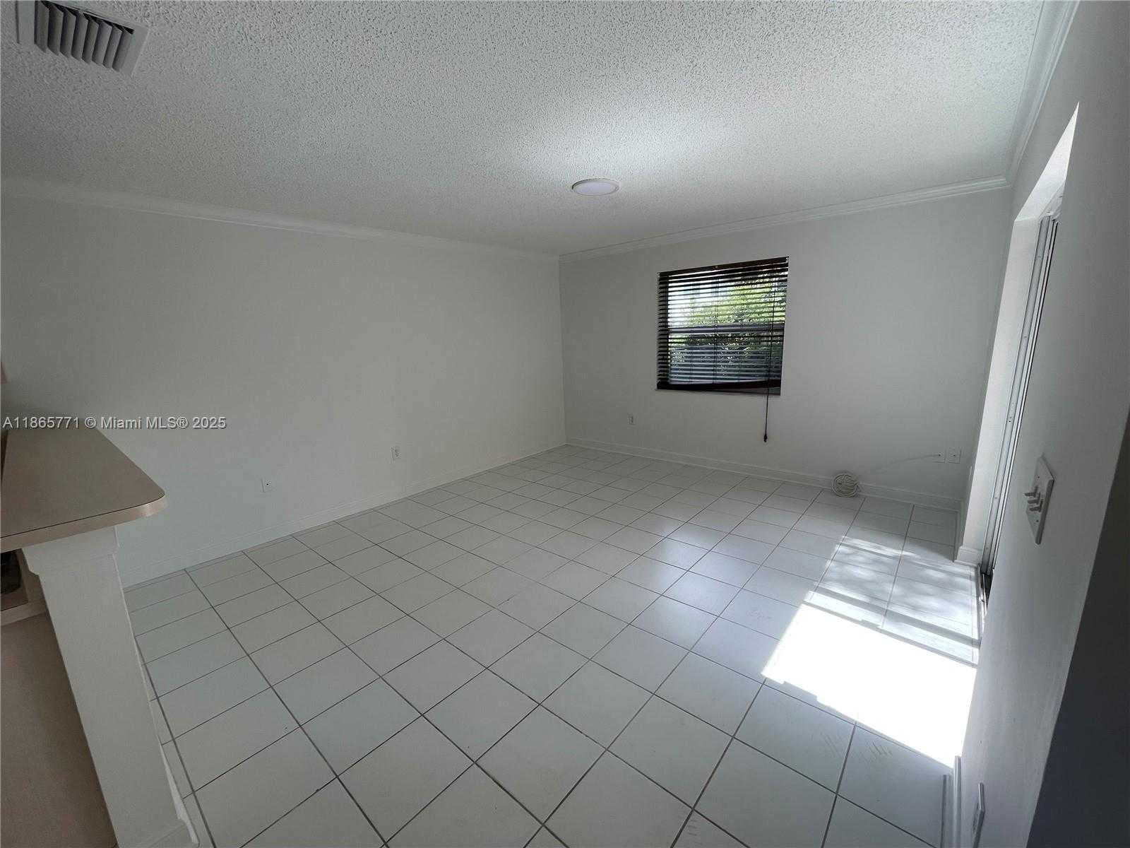 Small Image of 4030 EASTRIDGE CIR, Deerfield Beach Number 4