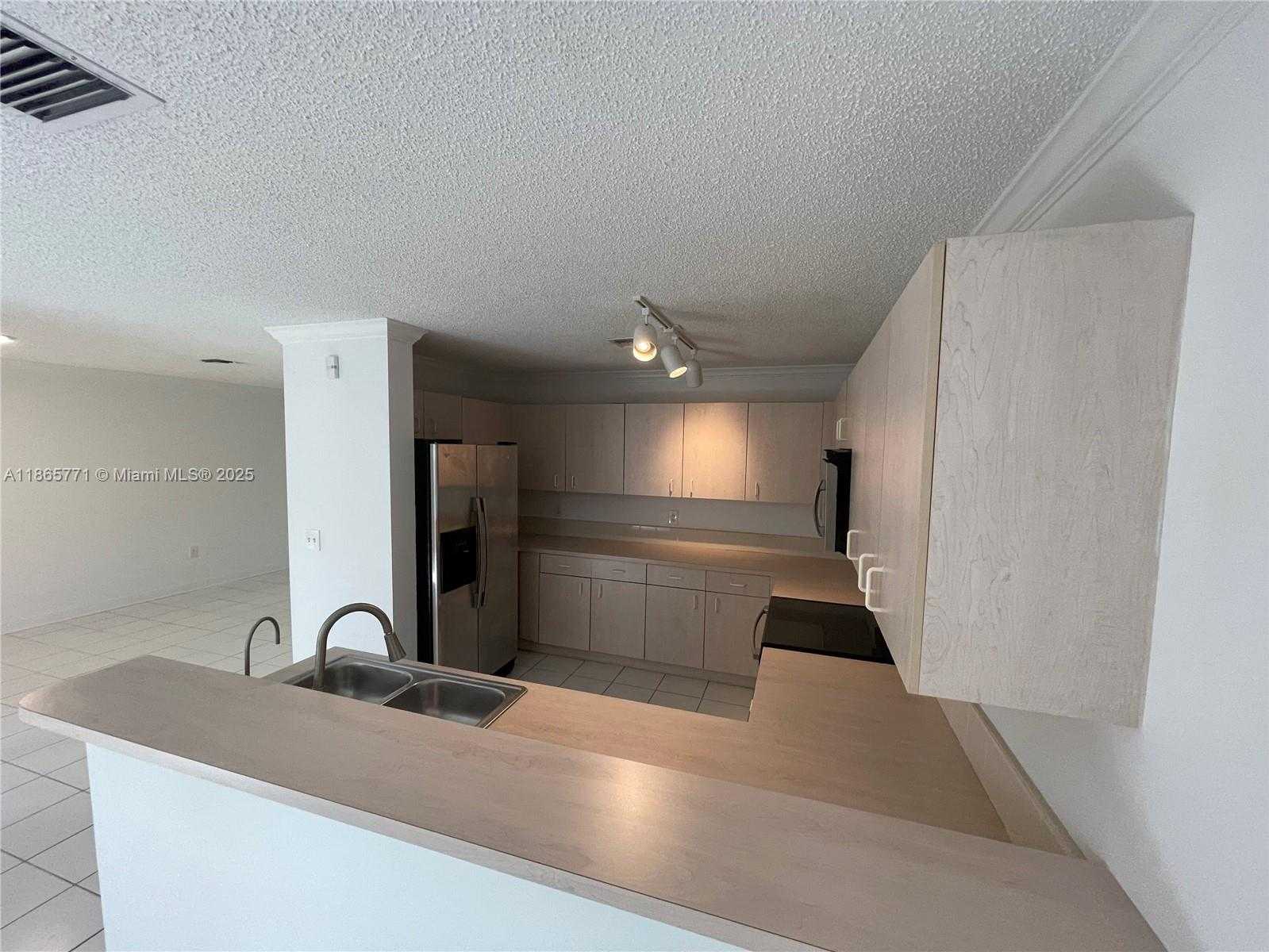 Small Image of 4030 EASTRIDGE CIR, Deerfield Beach Number 7