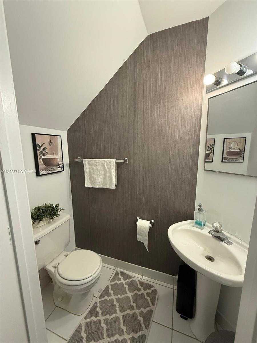 Small Image of 4030 EASTRIDGE CIR, Deerfield Beach Number 8