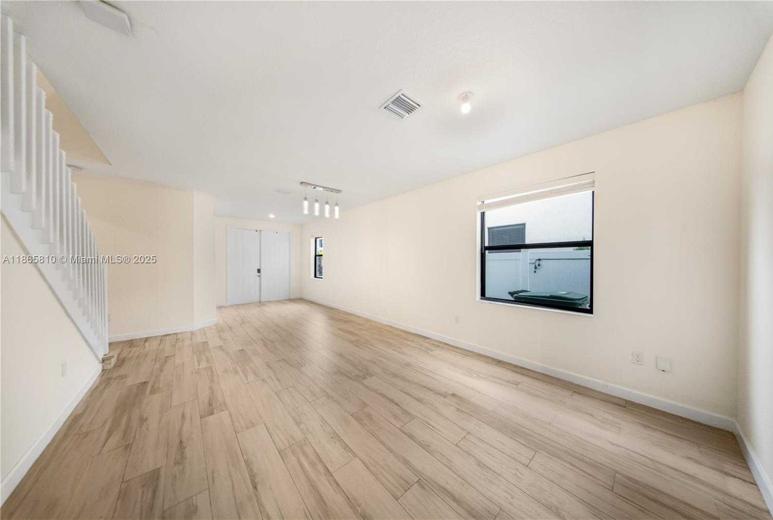 Small Image of 10521 WEST 35TH WAY, Hialeah Number 13