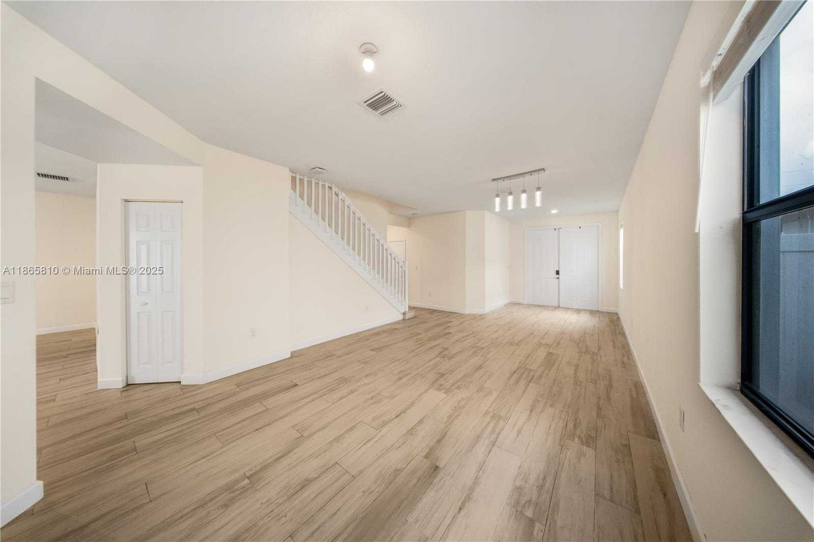 Small Image of 10521 WEST 35TH WAY, Hialeah Number 14