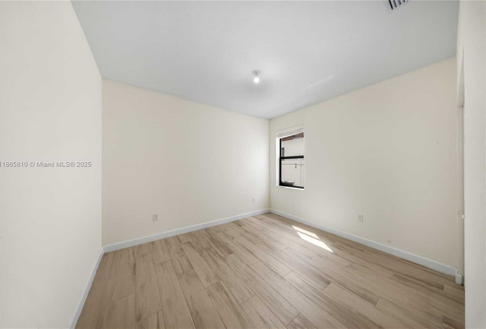Small Image of 10521 WEST 35TH WAY, Hialeah Number 15