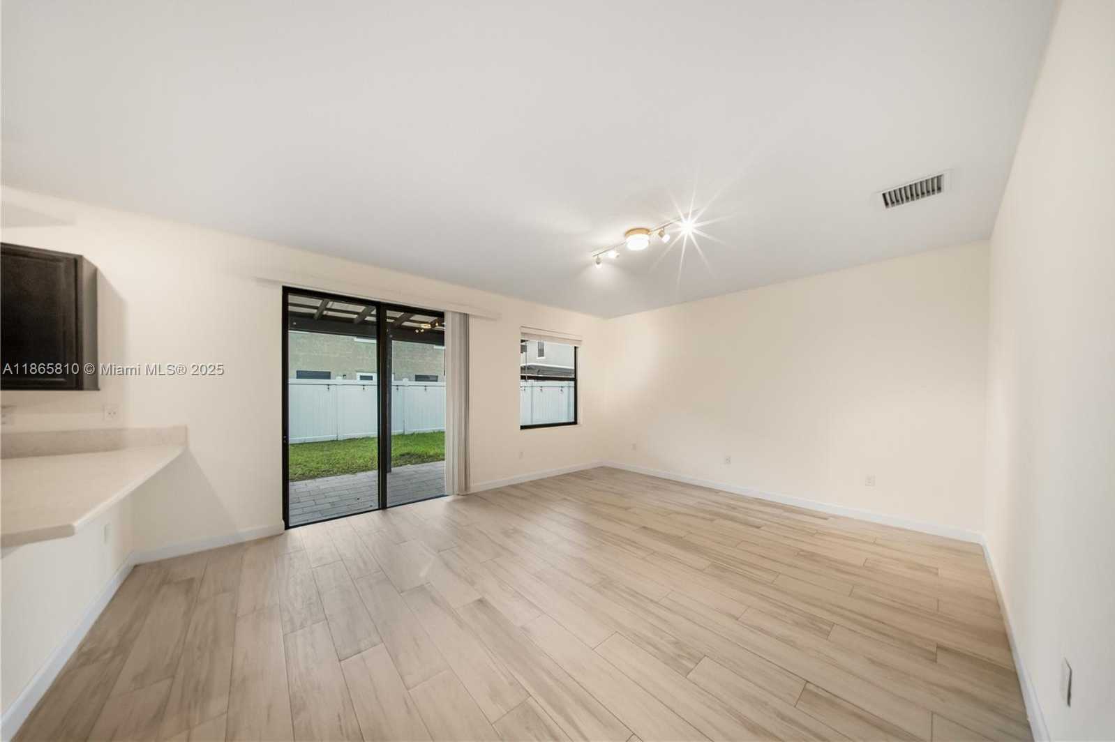 Small Image of 10521 WEST 35TH WAY, Hialeah Number 37