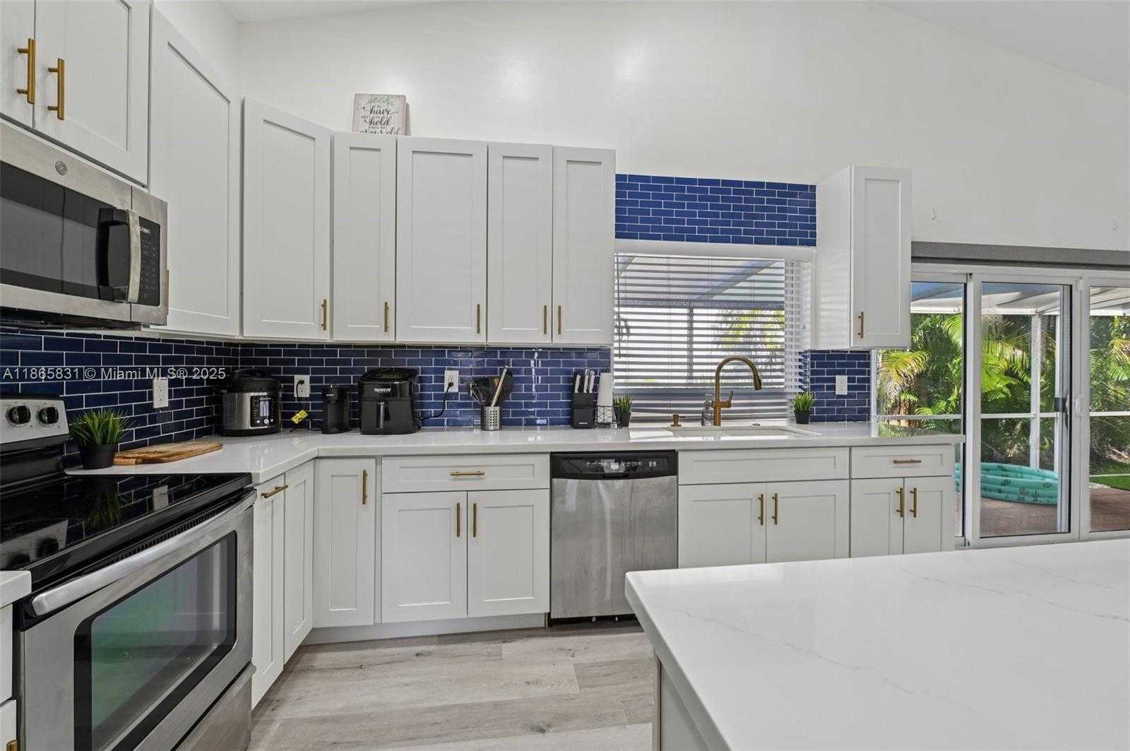 Small Image of 10681 LAGO WELLEBY DR, Sunrise Number 12