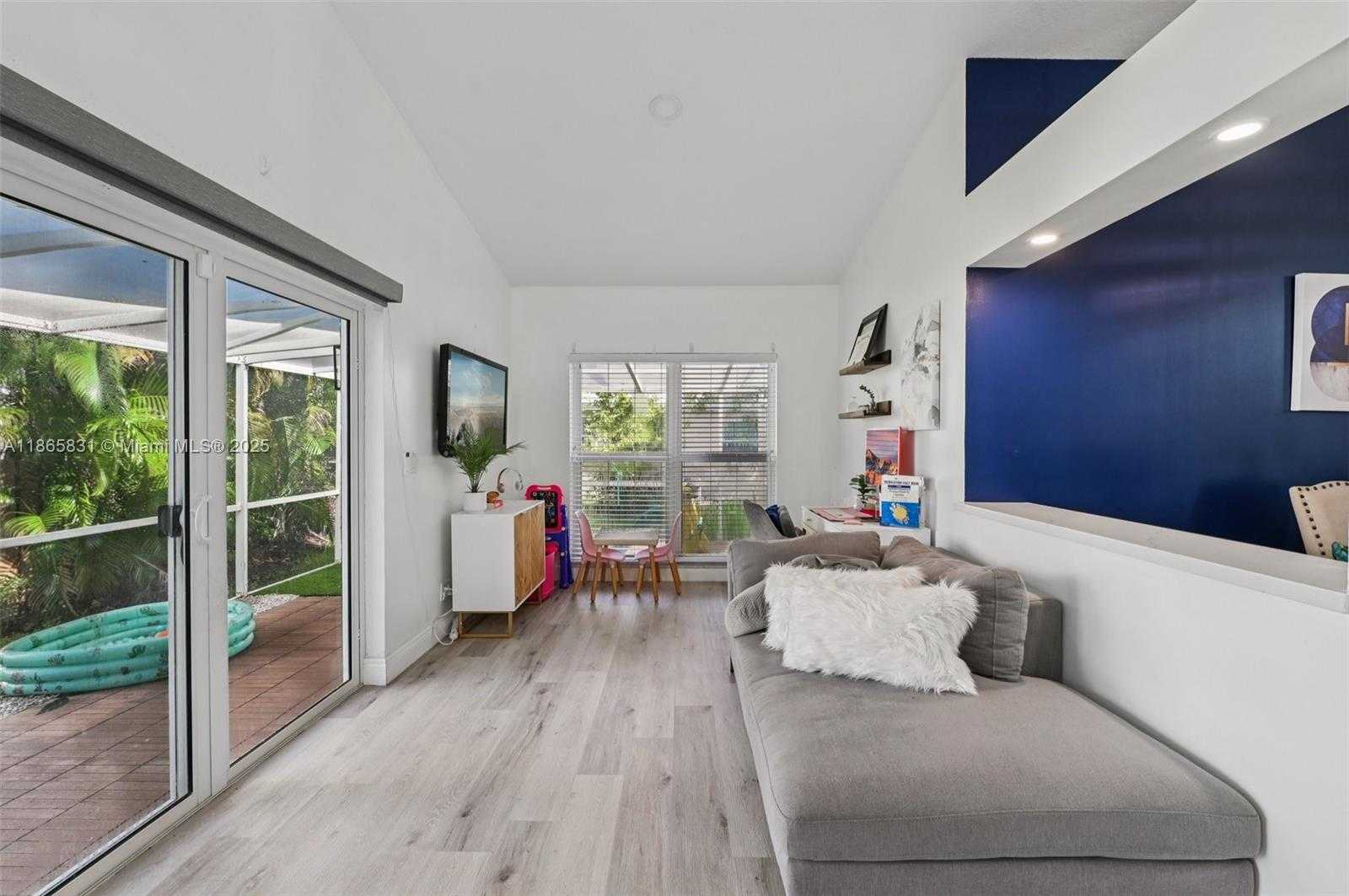 Small Image of 10681 LAGO WELLEBY DR, Sunrise Number 14