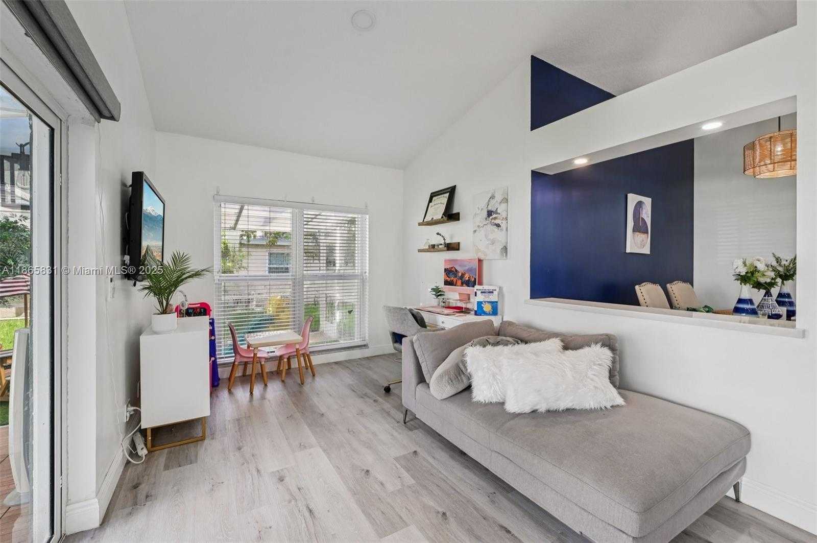 Small Image of 10681 LAGO WELLEBY DR, Sunrise Number 15