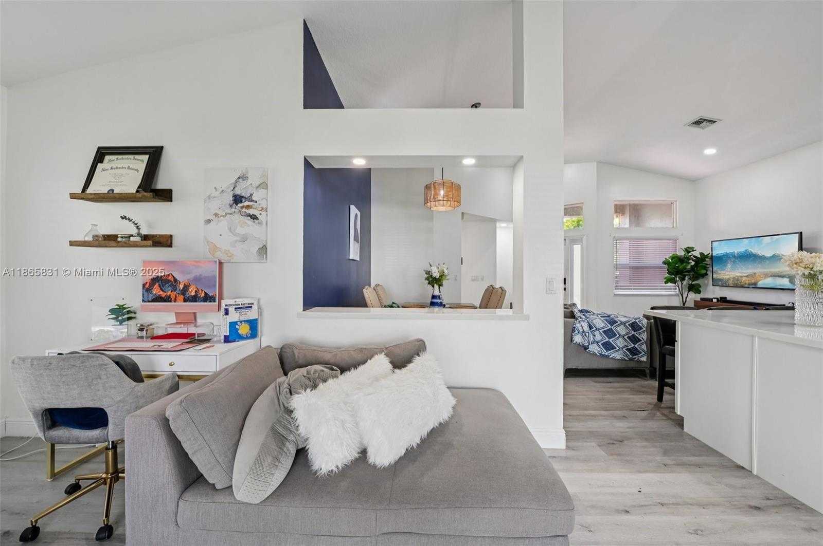 Small Image of 10681 LAGO WELLEBY DR, Sunrise Number 16