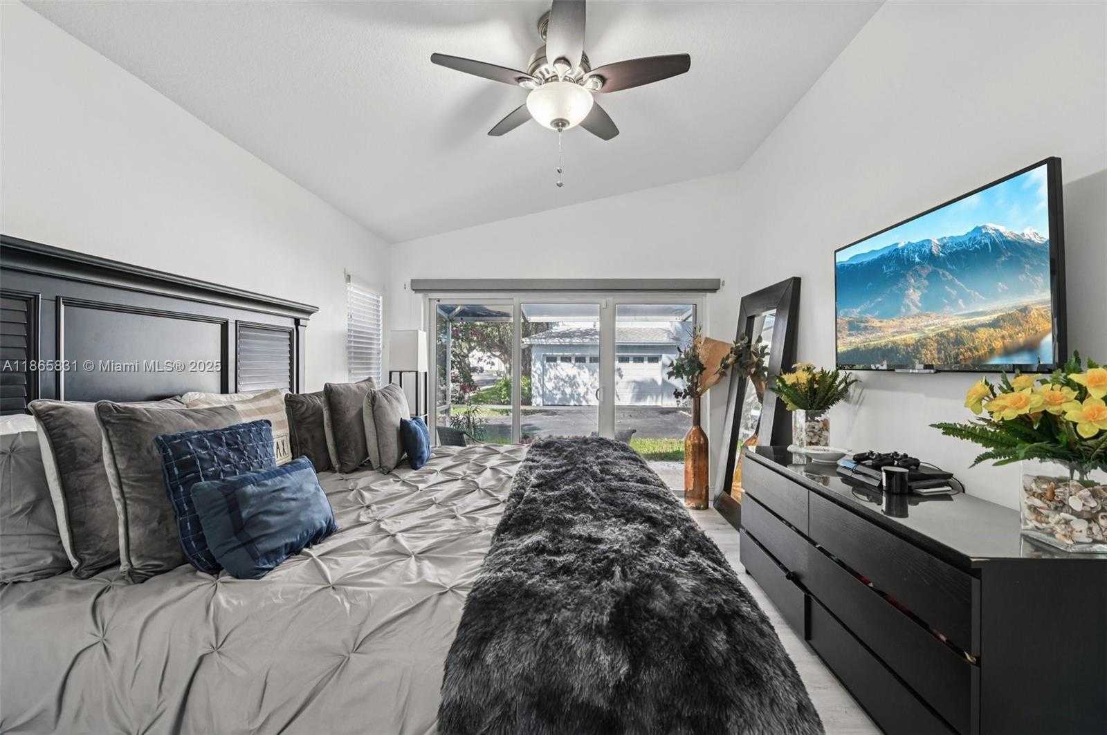 Small Image of 10681 LAGO WELLEBY DR, Sunrise Number 18
