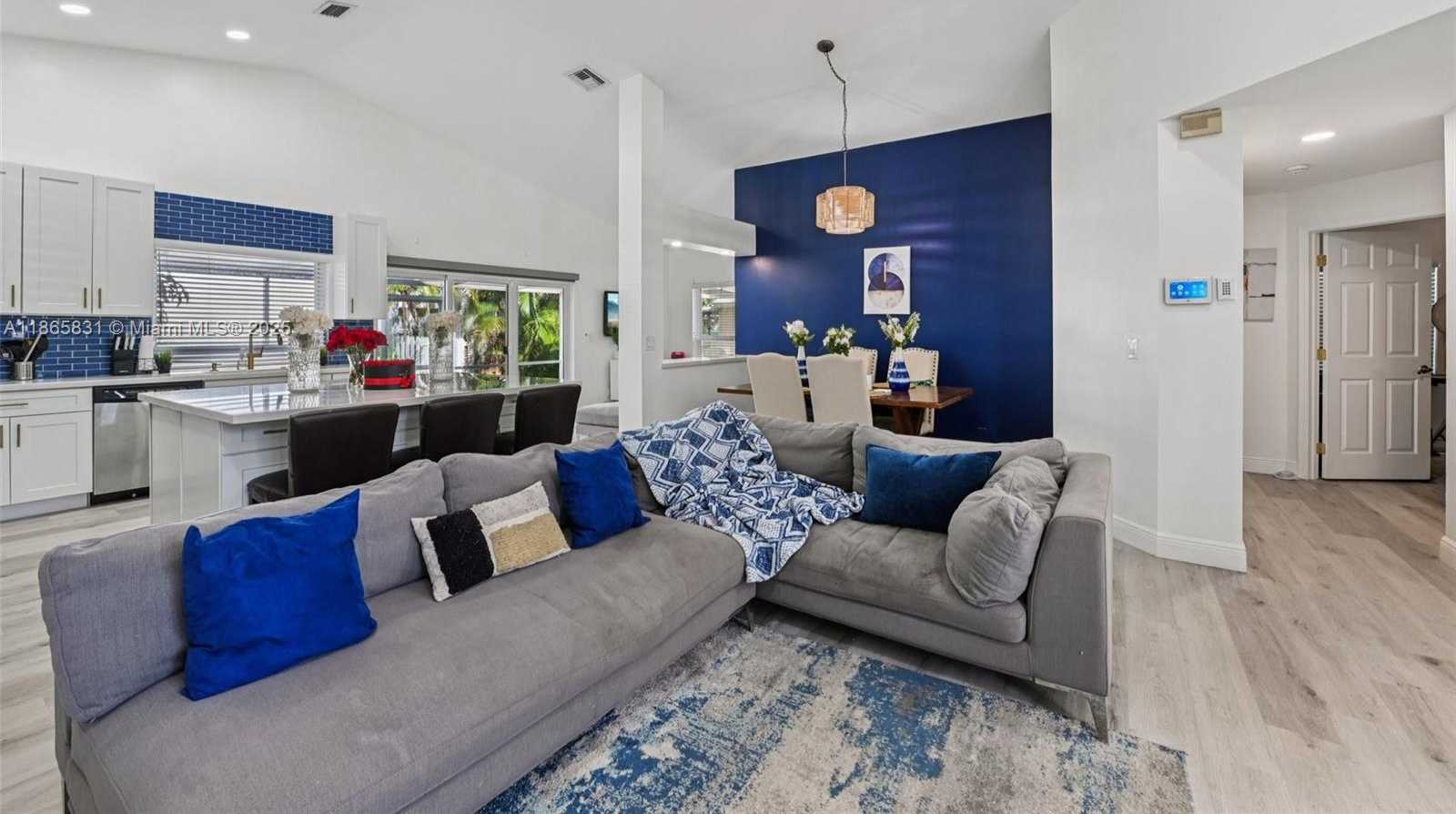 Small Image of 10681 LAGO WELLEBY DR, Sunrise Number 2