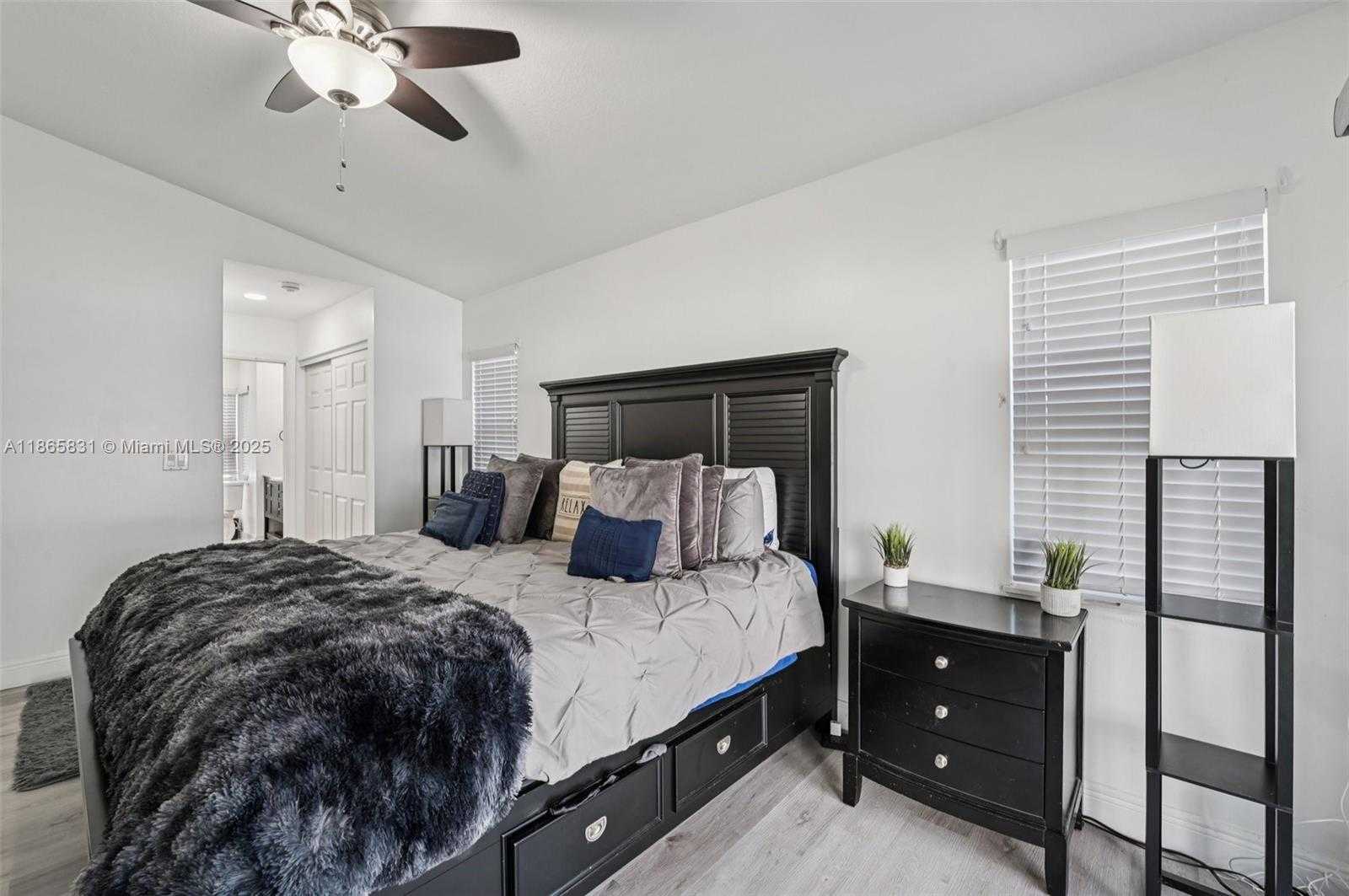 Small Image of 10681 LAGO WELLEBY DR, Sunrise Number 20