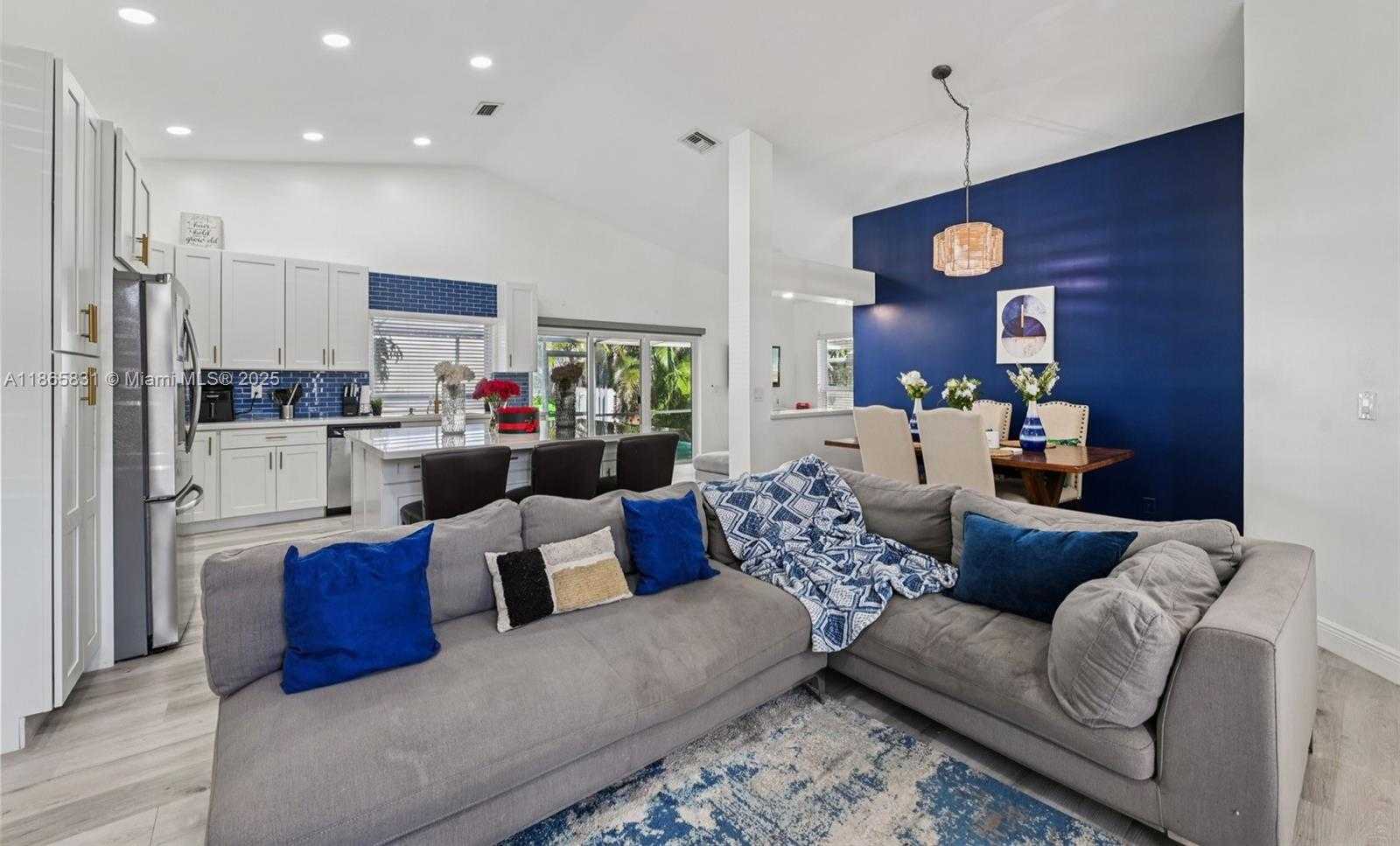 Small Image of 10681 LAGO WELLEBY DR, Sunrise Number 3