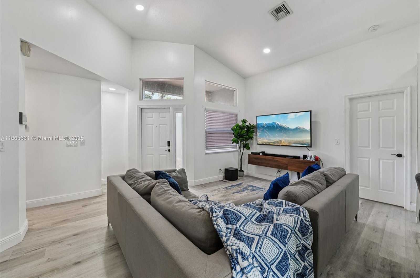Small Image of 10681 LAGO WELLEBY DR, Sunrise Number 4