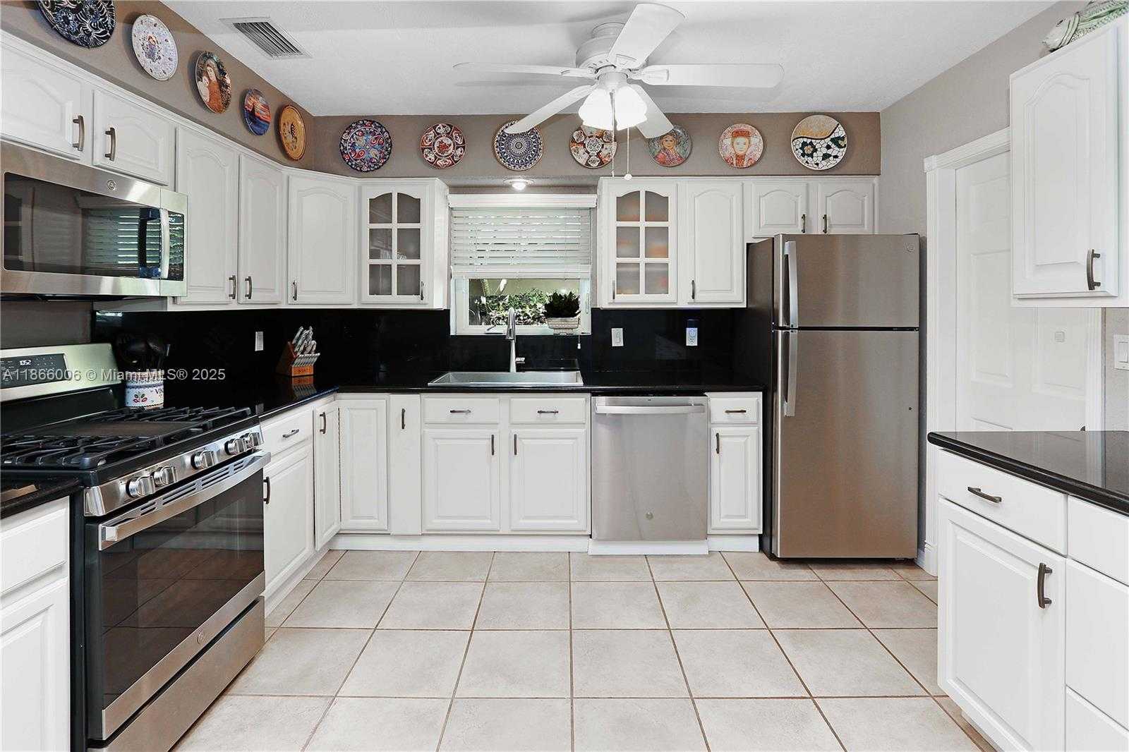 Small Image of 1247 WASHINGTON ST, Hollywood Number 3