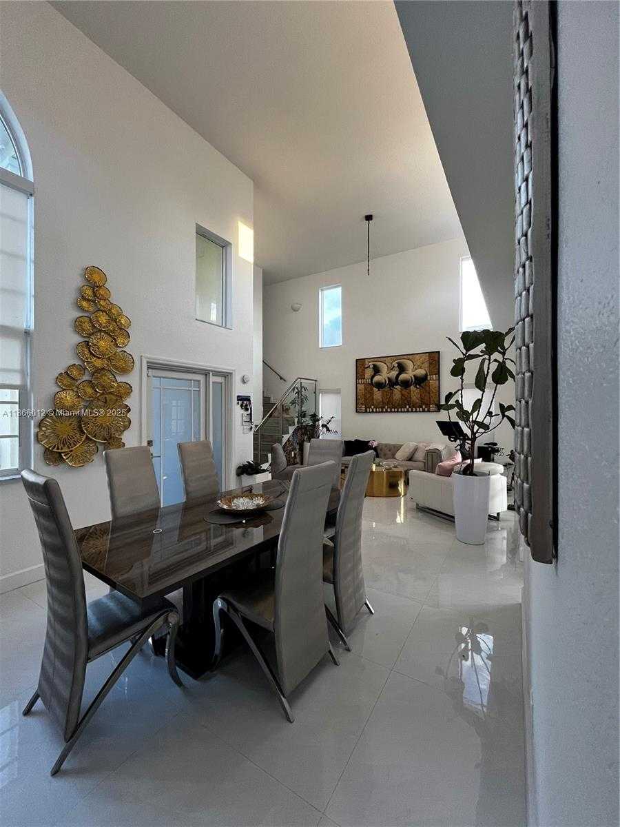 Small Image of 1170 EAST WILSHIRE CIR E, Pembroke Pines Number 10