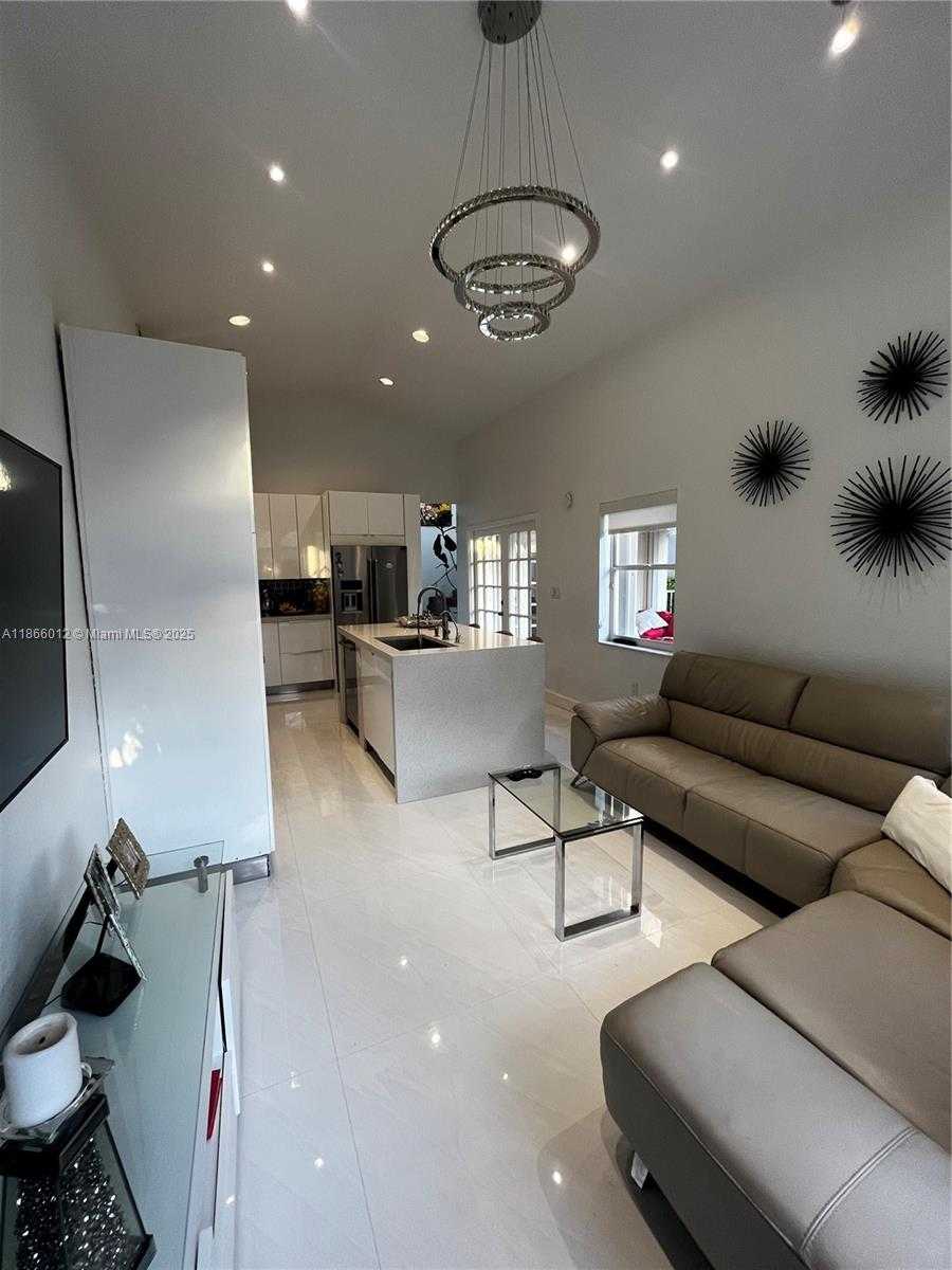 Small Image of 1170 EAST WILSHIRE CIR E, Pembroke Pines Number 14