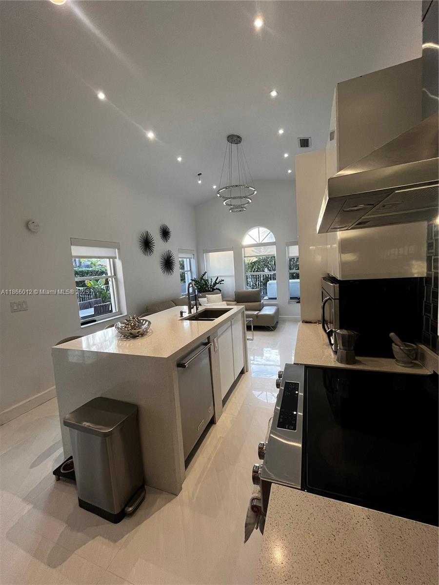 Small Image of 1170 EAST WILSHIRE CIR E, Pembroke Pines Number 15