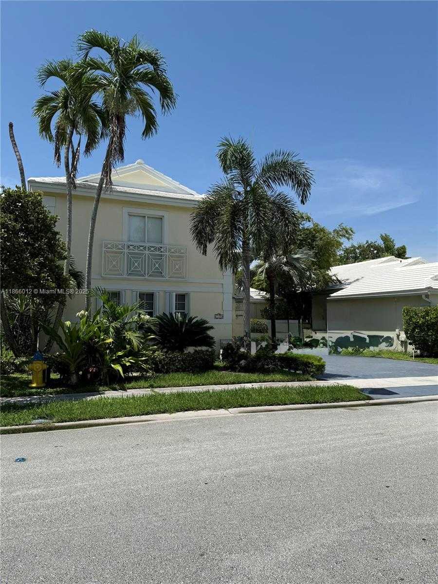 Small Image of 1170 EAST WILSHIRE CIR E, Pembroke Pines Number 2