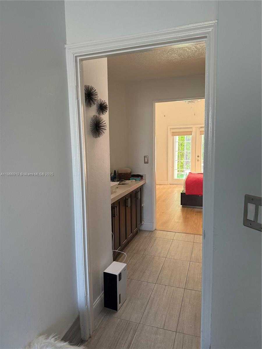 Small Image of 1170 EAST WILSHIRE CIR E, Pembroke Pines Number 25