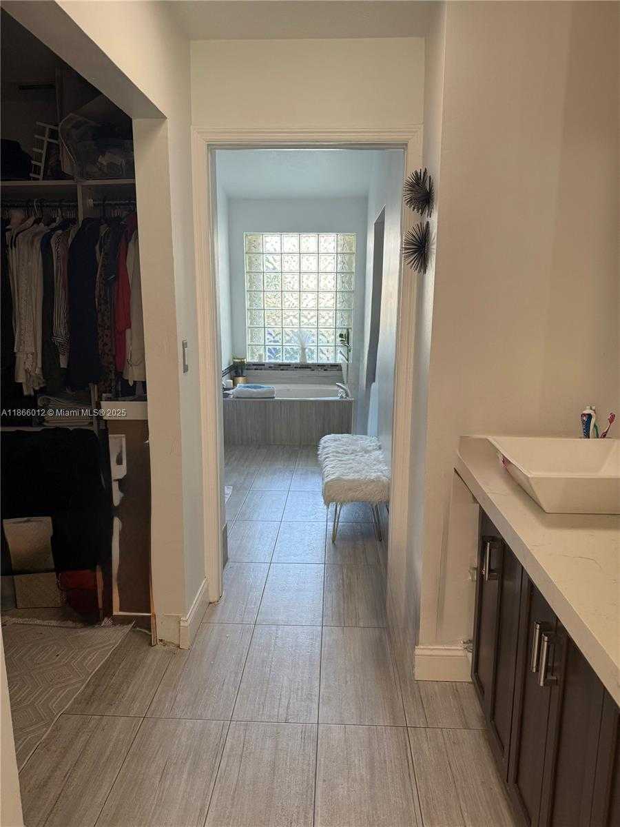 Small Image of 1170 EAST WILSHIRE CIR E, Pembroke Pines Number 26