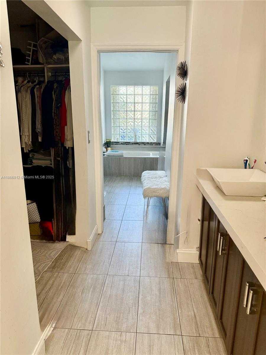 Small Image of 1170 EAST WILSHIRE CIR E, Pembroke Pines Number 27