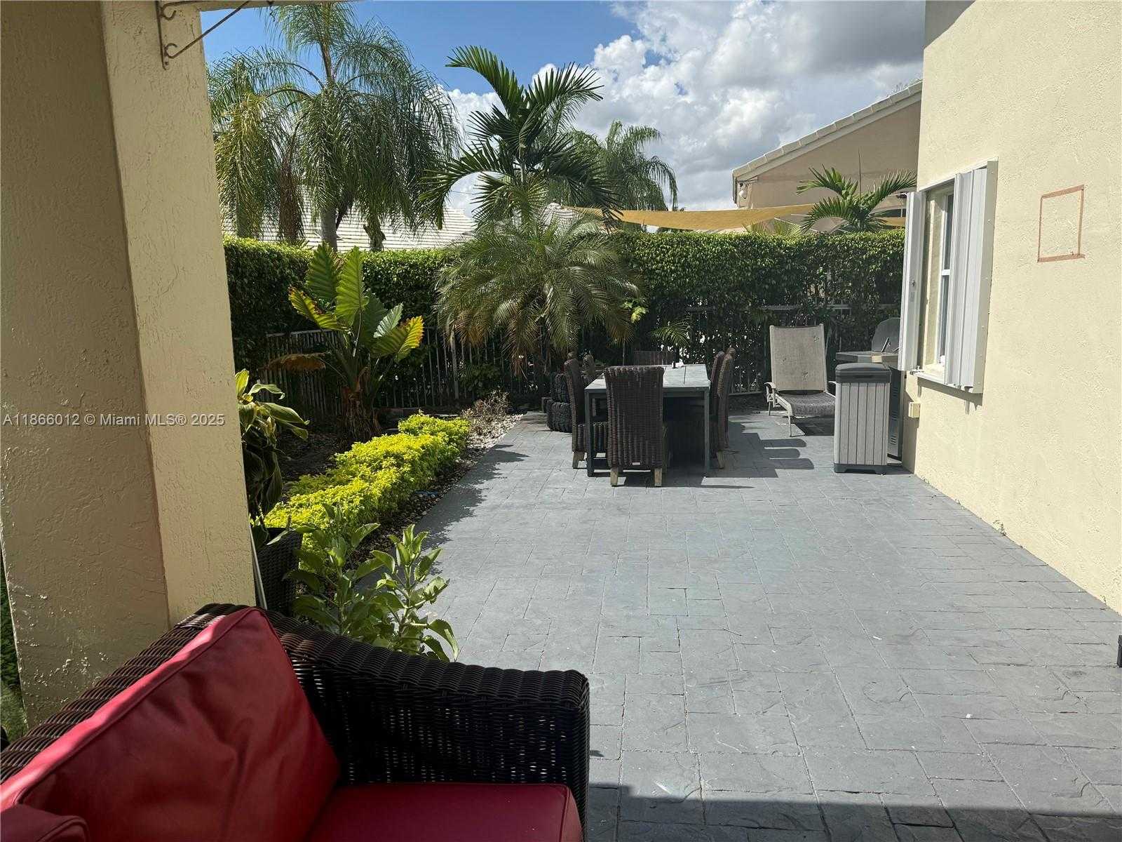 Small Image of 1170 EAST WILSHIRE CIR E, Pembroke Pines Number 29