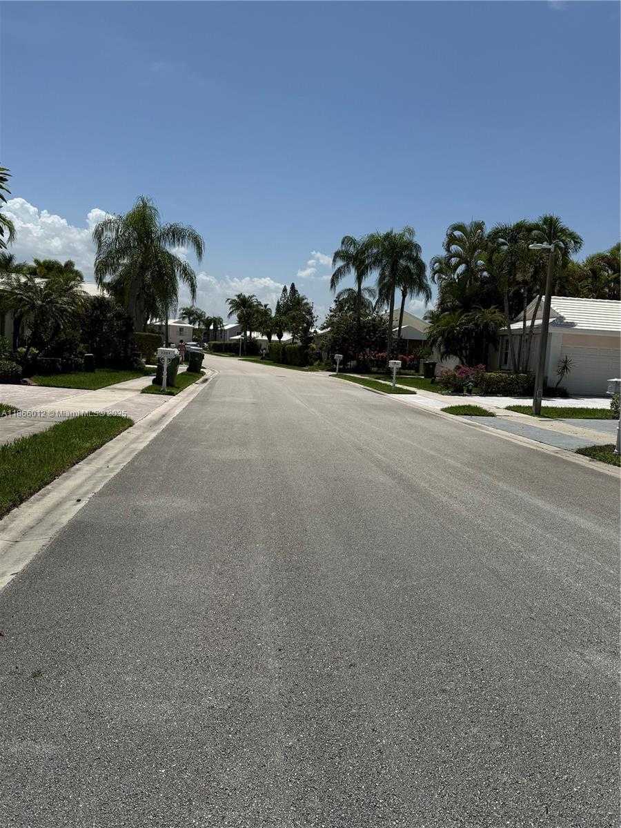 Small Image of 1170 EAST WILSHIRE CIR E, Pembroke Pines Number 3